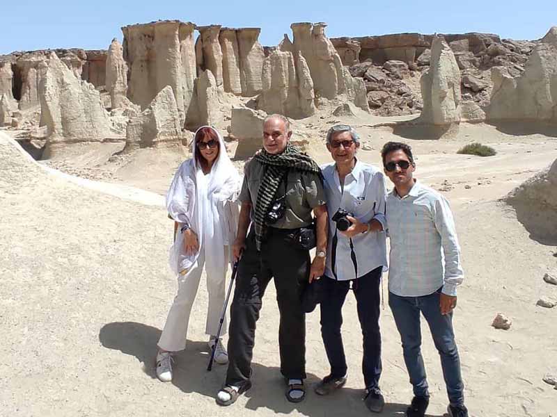 Tourist Group in Lut Desert - Termeh Travel