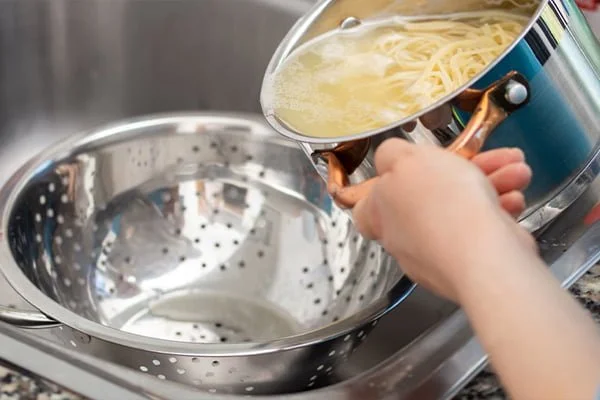 Rinsing pasta